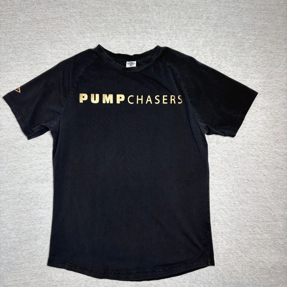 Pump Chasers Mens T-Shirt Medium Black Gold Graphic Logo Raglan Gym Fitness Tee